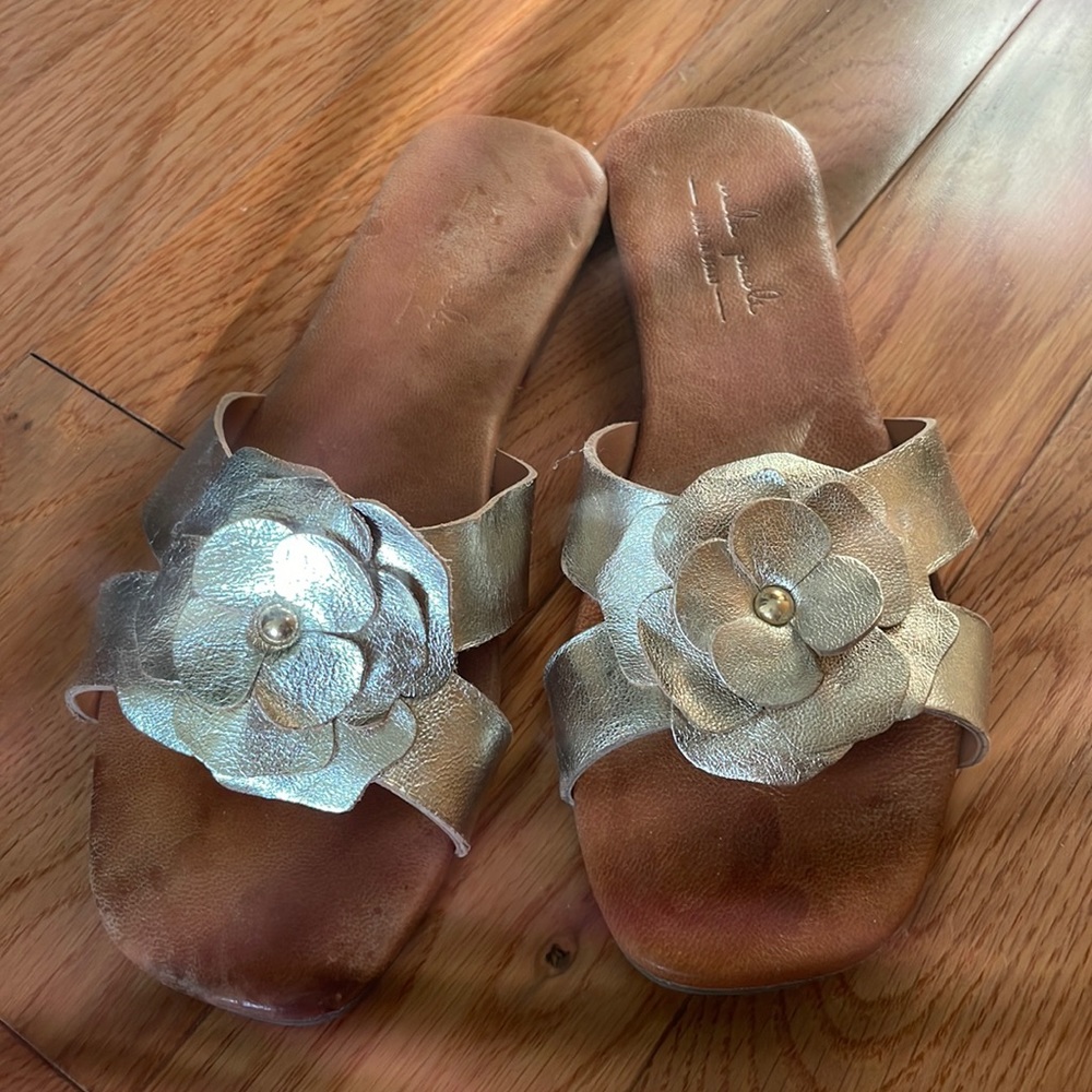 Mila Paoli slip on sandals w/ leather silver flower size 9.5